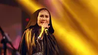 Nicky Astria mengaku nyaman dengan tampilan berhijabnya saat ini tanpa melunturkan suara khasnya sebagai penyanyi rocker. (Deki Prayoga/Bintang.com)