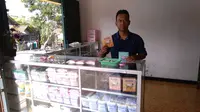 Poniman, nasabah ULaMM pemilik usaha susu kambing di Yogyakarta. Dok: Tommy Kurnia/Liputan6.com