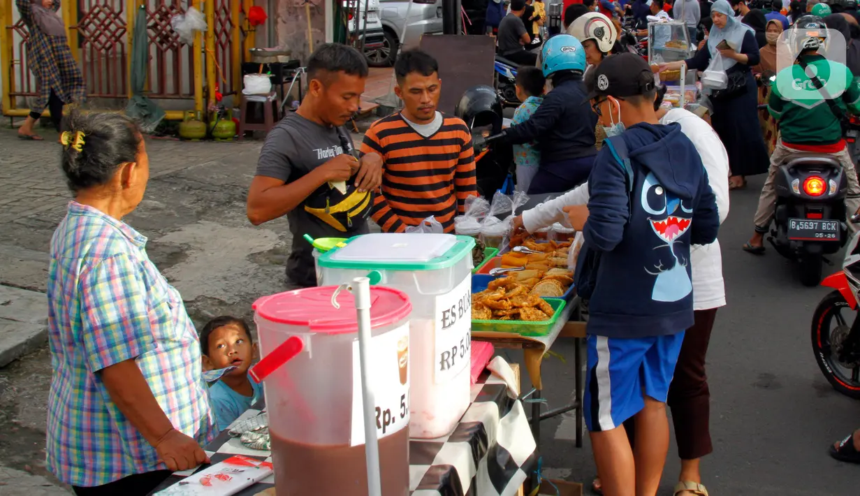 Para pedagang yang mulai ramai sejak sore menggelar meja dan memasang tenda dengan aneka kuliner. Menunya dari kudapan ringan hingga minuman menyegarkan. (Liputan6.com/Johan Tallo)