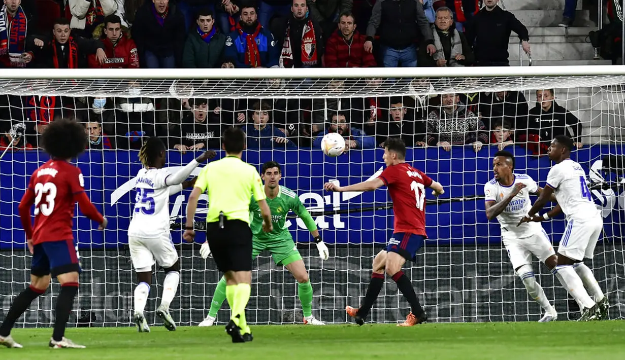 Pemain Osasuna Ante Budimir (ketiga kanan) mencetak gol ke gawang Real Madrid yang kemudian dianulir pada pertandingan sepak bola La Liga Spanyol di Stadion El Sadar, Pamplona, Spanyol, 20 April 2022. Real Madrid menang 3-1. (AP Photo/Alvaro Barrientos)