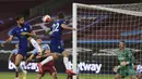 Pemain Chelsea Olivier Giroud menyundul bola ke arah gawang West Ham United pada pertandingan Premier League di London Stadium, London, Inggris, Rabu (1/7/2020). West Ham United mengalahkan Chelsea 3-2. (Adam Davy/Pool via AP)