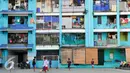 Anak-anak bermain di halaman Rusun Muara Kapuk, Jakarta, Jumat (22/4/2016). Sebanyak 10 unit rusun yang kedapatan terindikasi diperjualbelikan disegel oleh Petugas. (Liputan6.com/Yoppy Renato)