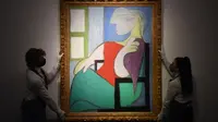 Lukisan Pablo Picasso's Femme assise pres d'une fenetre. (Daniel Leal-OLIVAS / AFP)