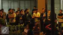 Kebakaran yang melanda Gedung Neo Soho menjadi tontonan warga, Jakarta Barat, Rabu (9/11). Gedung Neo Soho sempat terbakar hebat hampir di setiap lantainya. (Liputan6.com/ Helmi Afandi)