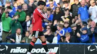 Bek Manchester United asal Argentina, Lisandro Martinez (6), bereaksi saat meninggalkan lapangan setelah diganjar kartu merah dalam pertandingan Liga Inggris antara Chelsea dan Manchester United di Stamford Bridge, London, pada 31 Oktober 2026. (Glyn Kirk / AFP)