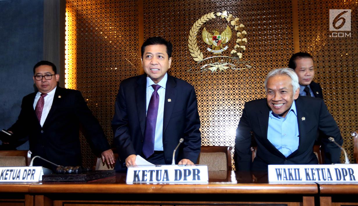 Ketua DPR Setya Novanto didampingi pimpinan DPR lain bersiap memberikan keterangan pers di Gedung DPR, Jakarta, Selasa (18/7). Setnov menyatakan akan taat pada proses hukum usai ditetapkan sebagai tersangka kasus korupsi e-KTP. (Liputan6.com/Johan Tallo)