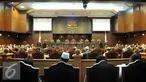 Suasana sidang panel I perkara perselisihan Perselisihan Hasil Pemilihan Kepala Daerah (PHPKada) 2015 di Gedung Mahkamah Konstitusi, Jakarta, Jakarta,Selasa (12/1). MK menggelar persidangan 147 perkara PHPKada 2015.  (Liputan6.com/Helmi Afandi)