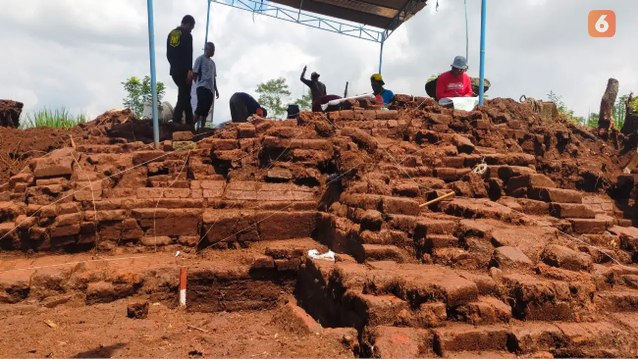 Hasil Ekskavasi Situs Srigading Malang, Dua Arca Penjaga Candi Suci