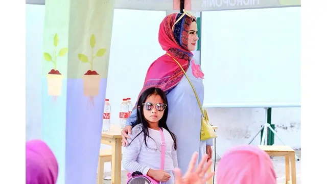 Jarang Tersorot, Ini 7 Momen Manis Angel Lelga dan Sang Putri