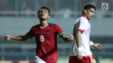 Pemain tengah Indonesia U-23, M Hargianto (kiri) meluapkan kekecewaan saat gagal mencetak gol ke gawang Bahrain pada laga PSSI Anniversary 2018 di Stadion Pakansari, Kab Bogor, Jumat (27/4). Indonesia kalah 0-1. (Liputan6.com/Helmi Fithriansyah)