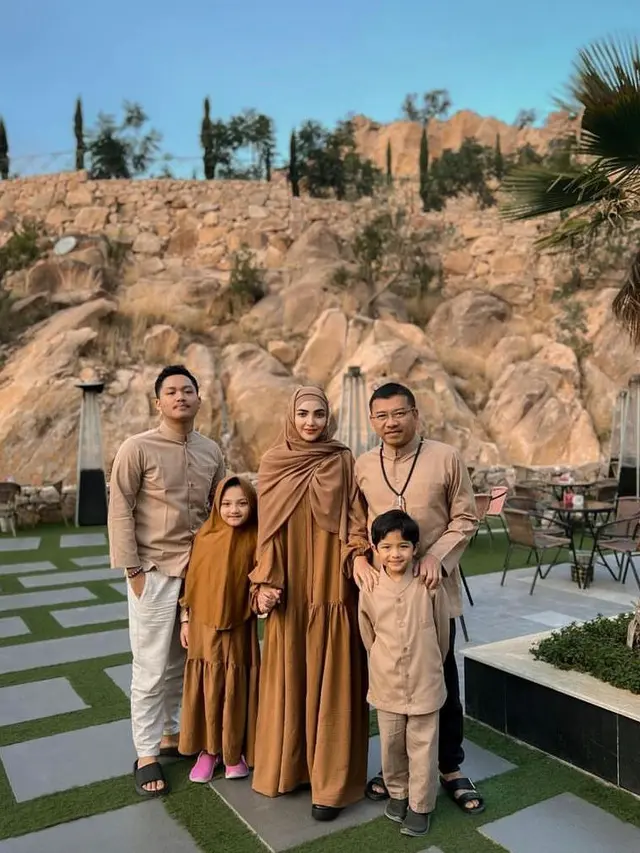Potret Kompak Keluarga Anang Hermansyah-Ashanty saat Umrah, Didominasi Nuansa Earth Tone
