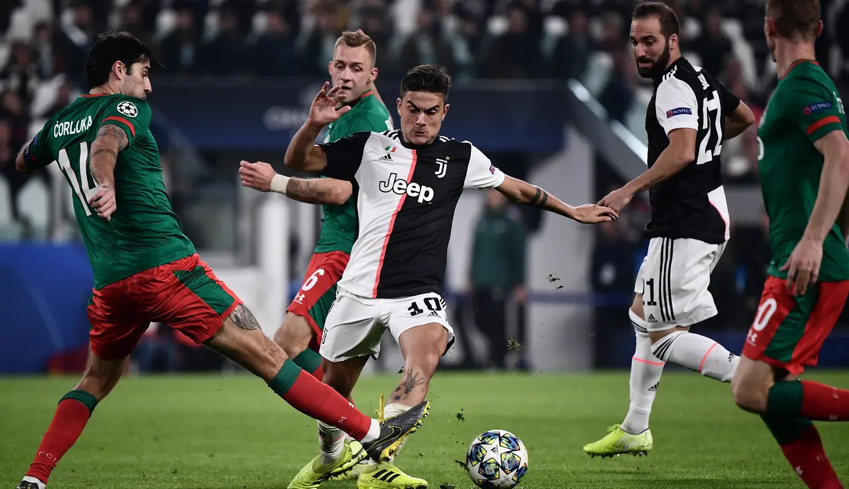 Striker Juventus, Paulo Dybala, berusaha melewati kepungan pemain Lokomotiv Moscow pada laga Liga Champions di Stadion Juventus, Turin, Selasa (22/10). Juventus menang 2-1 atas Lokomotiv. (AFP/Marco Bertorello)