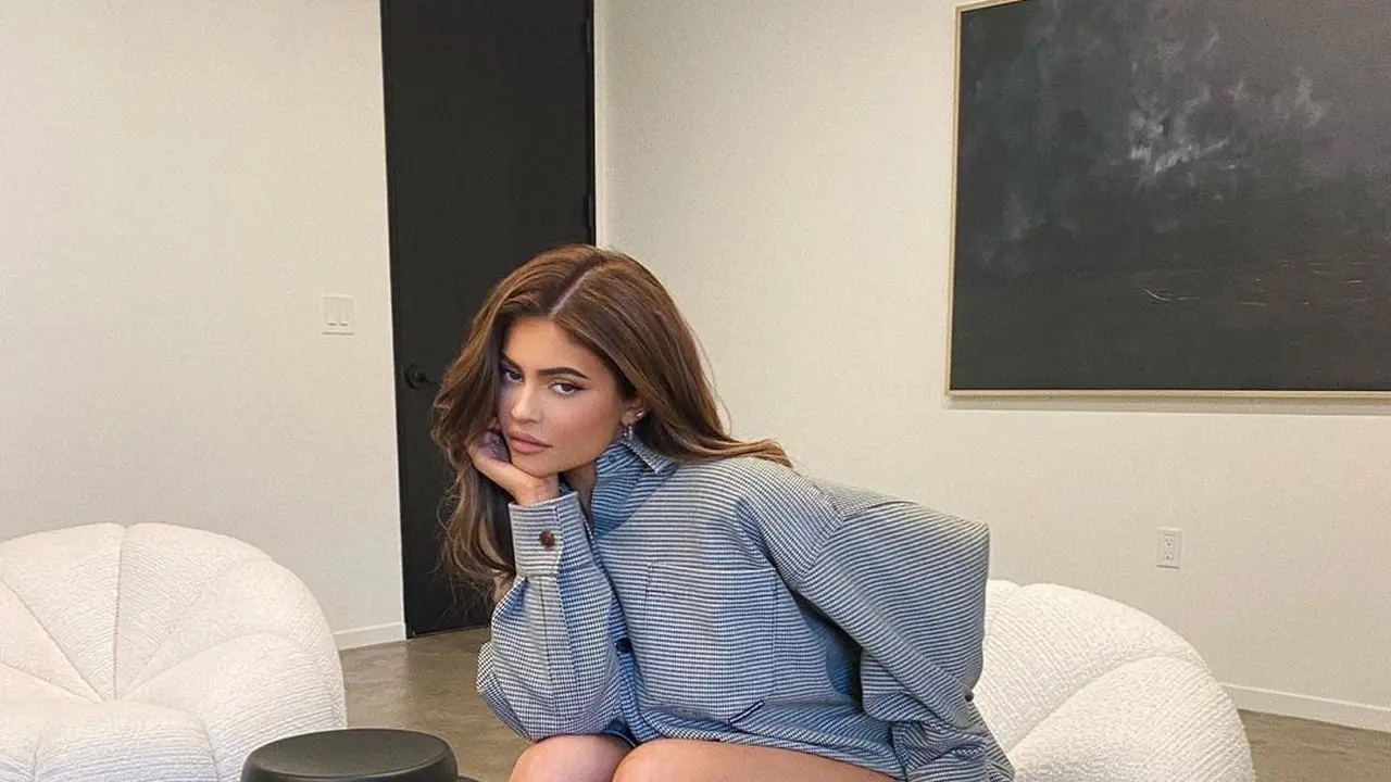 Inspirasi Outfit Pertemuan Daring Ala Kylie Jenner, Seksi Tapi Nyaman