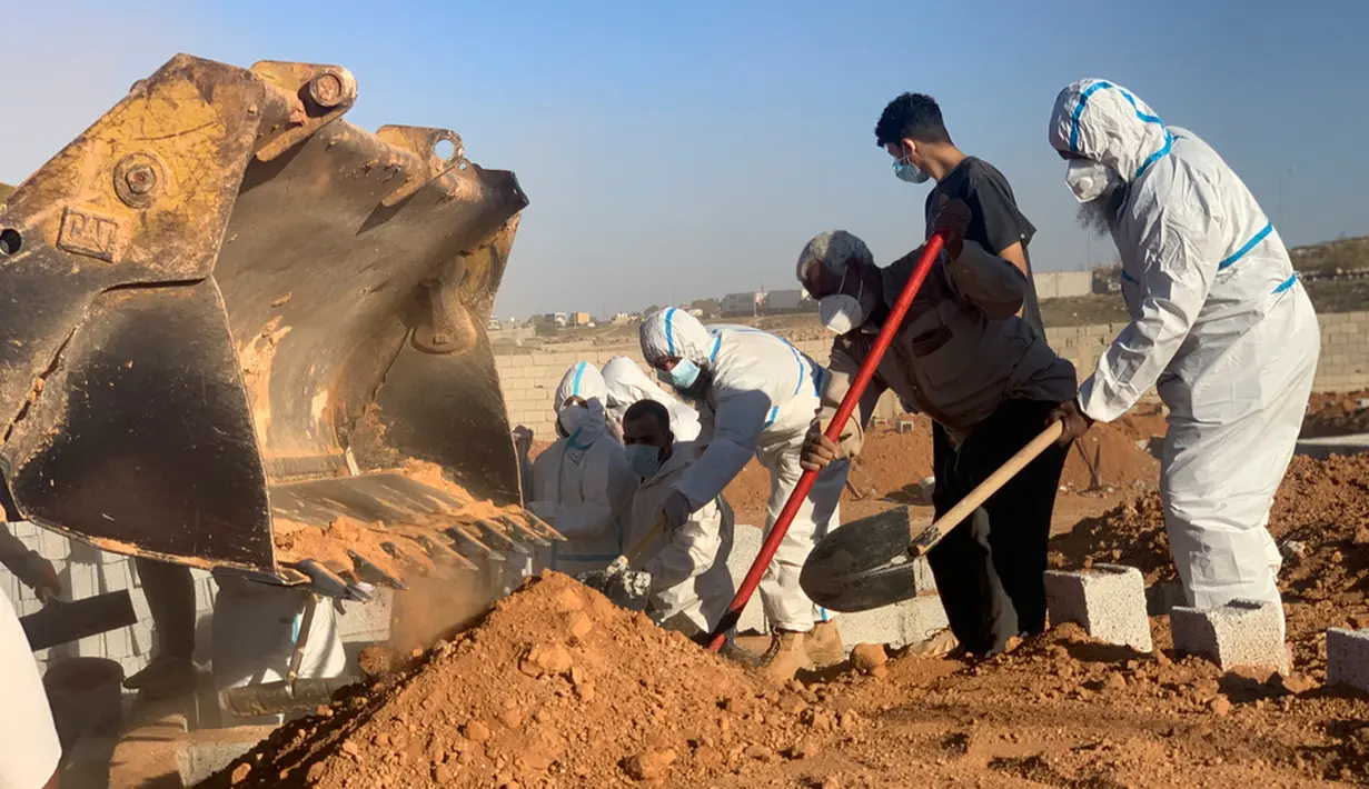 Seorang pejabat dari pemerintah Libya timur yang berbasis di Tobruk mengatakan, jenazah terus ditemukan di laut. (AP Photo/Yousef Murad)