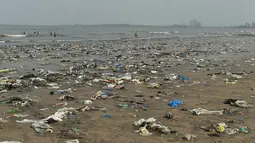 Suasana kotor pantai Juhu yang dipenuhi sampah plastik di Mumbai, India (2/6). (AFP PHoto/Punit Paranjpe)