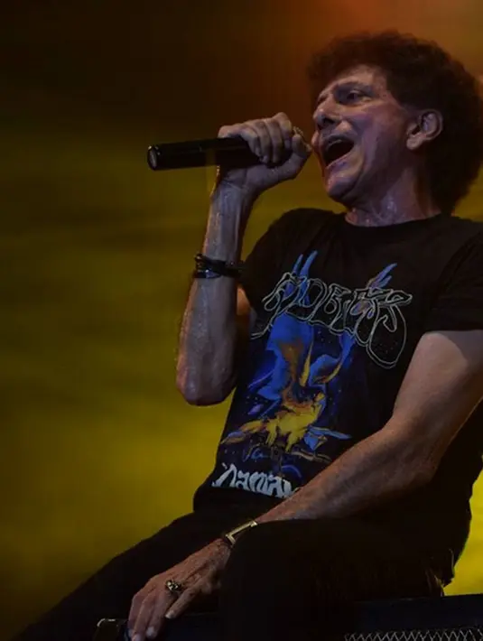 Kehadiran putri cantik itu merupakan anak kelima vokalis Godbless. Seperti diketahui, dari pernikahan sebelumnya Rini S Bono, ia dikaruniai empat orang anak. (Instagram)