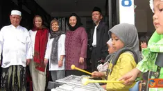 Citizen6, Surabaya: Kedatangan tim dari Yayasan Pondok Kasih dan OCI disambut penampilan drum band anak - anak Ponpes Annahidliyyah. Tiga lagu dibawakan, salah satunya Twinkle Twinkle Little Star. (Pengirim: Daniel Lukas Rorong).