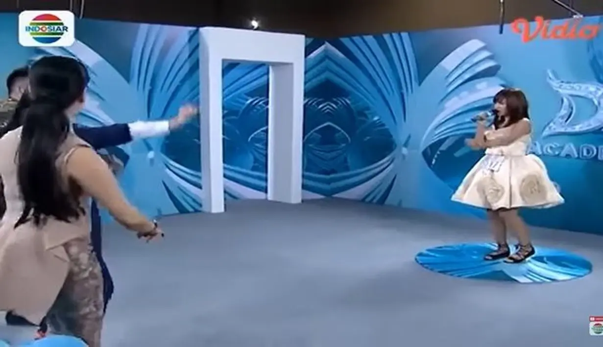 <p>Happy Asmara sendiri tampil cantik dengan mengenakan busana warna putih. Saat itu, ia membawakan lagu Sayang yang dipopulerkan Via Vallen. [Foto: YouTube/Indosiar]</p>