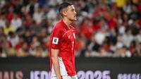 Kapten Timnas Indonesia, Jay Idzes, tampak kecewa setelah ditaklukkan Australia dalam matchday ketujuh Grup C di Sydney Football Stadium, Sydney, pada Kamis (20/3/2025) sore WIB. (AFP/Saeed Khan)