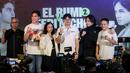 CEO SENS Entertainment, Sultan Sapta (tengah) berfoto bersama dengan selebritas Indonesia, El Rumi bersama pelatihnya (kiri kedua) dan Jefri Nichol (kanan) bersama pelatihnya dalam konferensi pers Superstar Knockout di daerah Senayan, Jakarta Pusat, Kamis (12/06/2025). (Bola.com/Bagaskara Lazuardi)