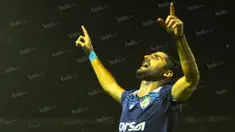 Ekspresi kegembiraan Srdan Lopicic seusai menjebol gawang Bhayangkara Surabaya United dalam laga Torabika Soccer Championship 2016 di Stadion Kanjuruhan, Malang, Minggu (15/5/2016). Arema unggul 3-0 atas Bhayangkara SU. (Bola.com/Iwan Setiawan)