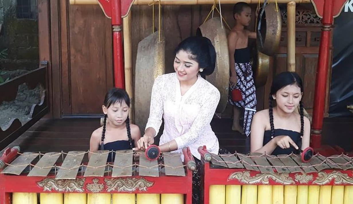 Sebagai Puteri Indonesia, Erina Gudono seringkali menggunakan kebaya di berbagai kesempatan. Dengan busana tersebut, wanita yang dikabarkan tengah dekat dengan Kaesang ini tampak semakin anggun. (Liputan6.com/IG/@erinagudono)