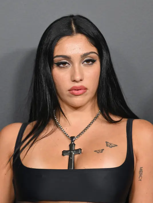 <p>Aktris Amerika Serikat Lourdes Leon tiba pada pembukaan pameran Thierry Mugler: Couturissime di Brooklyn Museum, Brooklyn, New York City, Amerika Serikat, 15 November 2022. Untuk melengkapi penampilannya, Lourdes menambahkan kalung rantai perak dengan liontin besar berbentuk salib. (ANGELA WEISS/AFP)</p>