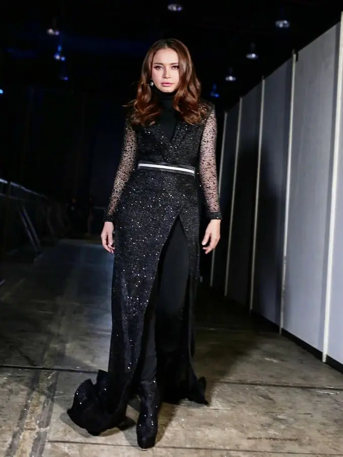 FOTO: Gaya Busana Rossa Saat Manggung, Mewah dan Memesona