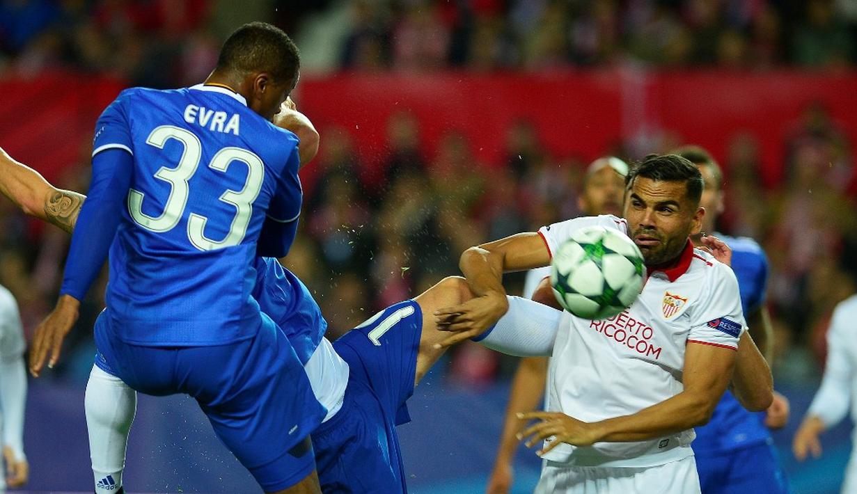 Duel antara pemain Juventus dan Sevilla pada laga kelima Grup H Liga Champions di Estadio Ramon Sanchez Pizjuan, Selasa (22/11/2016). (AFP/Cristina Quicler)