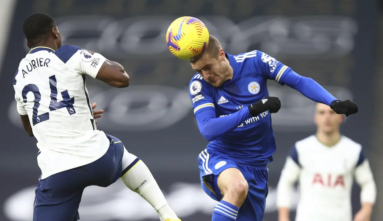 Penyerang Leicester City, Jamie Vardy menyundul bola saat berebut dengan bek Tottenham Hotspur, Serge Aurier pada pekan ke-14 Liga Inggris di Stadion Tottenham Hotspur, Minggu (20/12/2020). Tottenham tak berkutik ketika dipecundangi Leicester 0-2 di kandangnya sendiri. (Julian Finney/Pool via AP)