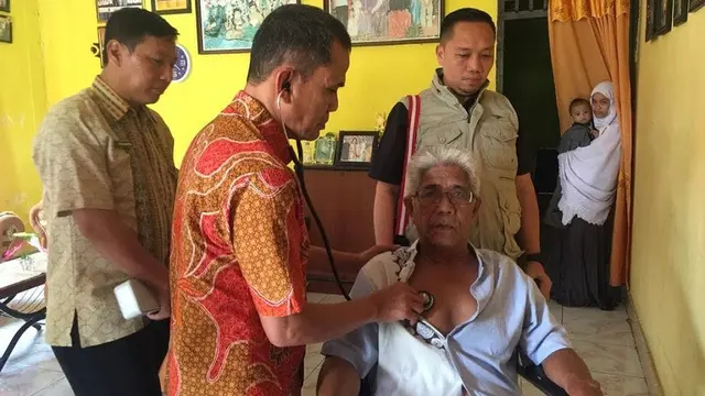 Jaksa eksekusi kades berambut uban di Luwu, Sulsel (Liputan6.com/ Eka Hakim)