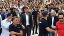 Para suporter menyambut kedatangan bintang baru Juventus, Cristiano Ronaldo, saat tiba untuk menjalani tes kesehatan di area Stadion Allianz, Turin, Senin (17/7/2018). CR 7 hijrah dari Real Madrid ke Juventus. (AFP/Miguel Medina)