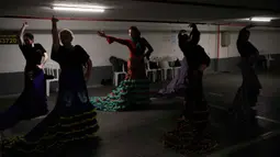 Situasi ini memaksa warga mencari perlindungan di ruang bawah tanah atau bunker. Tampak dalam foto, sekelompok siswa flamenco menari di garasi parkir bawah tanah setelah kelas studio mereka terganggu oleh sirene serangan udara yang memperingatkan datangnya rudal dari Iran, di Tel Aviv, Israel, Senin 30 Maret 2026. (AP Photo/Ohad Zwigenberg)