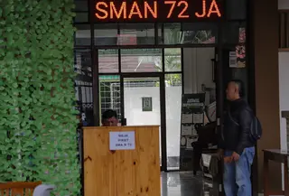 Diketahui, situasi ini akan terus dilakukan hingga proses penyelidikan selesai dan situasi dinyatakan aman sepenuhnya oleh pihak berwenang. Tampak dalam foto, personel keamanan berjaga di area SMAN 72 Jakarta, Senin (10/11/2025). (merdeka.com/Arie Basuki)