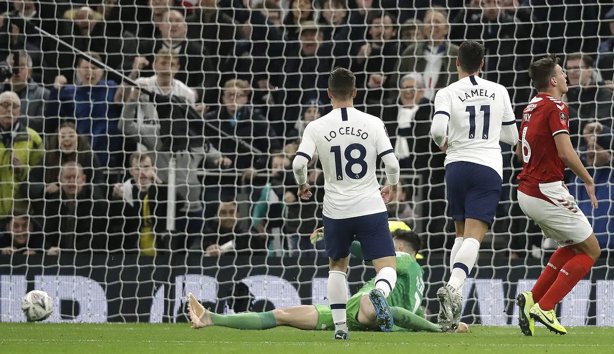 Pemain Tottenham Hotspur Erik Lamela (tengah) mencetak gol ke gawang Middlesbrough FC pada pertandingan Piala FA di Tottenham Hotspur Stadium, London, Selasa (14/1/2020). Tottenham menang 2-1 dan lolos ke babak 32 besar.(AP Photo/Matt Dunham)