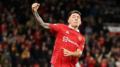 Bek mungil yang ditebus Manchester United dari Ajax ini sukses membayar keraguan publik dengan kualitasnya yang jempolan. Lisandro Martinez merupakan pilihan utama dan selalu dimainkan Ten Hag untuk mengawal lini pertahanan Setan Merah. (AFP/Oli Scarff)