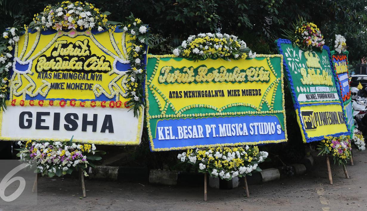 Deretan karangan bunga duka cita wafatnya penyanyi Mike Mohede di kawasan Tangerang Selatan, Banten, Senin (1/8). Mike Mohede meninggal dunia sekitar pukul 18:02 WIB lantaran terkena serangan jantung. (Liputan6.com/Herman Zakharia)