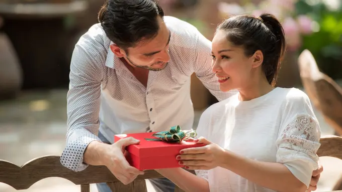 3 Hadiah untuk Istri Tercinta di Perayaan Hari Jadi Pernikahan yang Istimewa