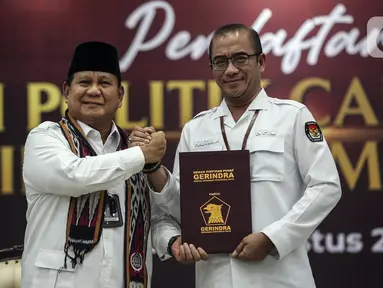 Ketua Umum Partai Gerindra Prabowo Subianto (kiri) mendaftarkan partai politiknya sebagai calon peserta Pemilu 2024 di Kantor KPU, Jakarta, Senin (8/8/2022). Pada hari kedelapan ini, KPU menerima pendaftaran empat partai politik di antaranya Partai Republiku Indonesia, Partai Hati Nurani Rakyat (Hanura), Partai Gerindra, dan Partai Kebangkitan Bangsa (PKB). (Liputan6.com/Johan Tallo)