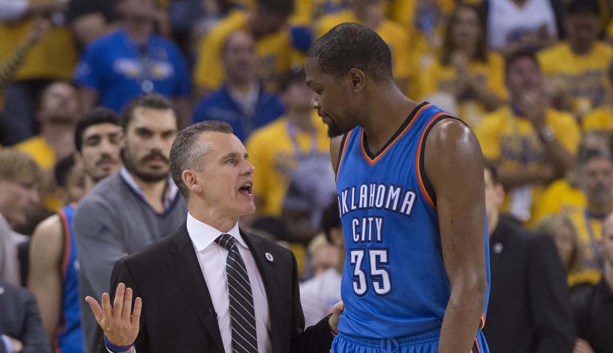 Pelatih OKC Thunder, Billy Donovan (kiri) memberikan arahan kepada Kevin Durant #35 saat melawan Warriors pada final wilayah barat NBA Playoffs di Oracle Arena, (31/5/2016) WIB. Warriors menang 96-88. (Mandatory Credit: Kyle Terada-USA TODAY Sports)