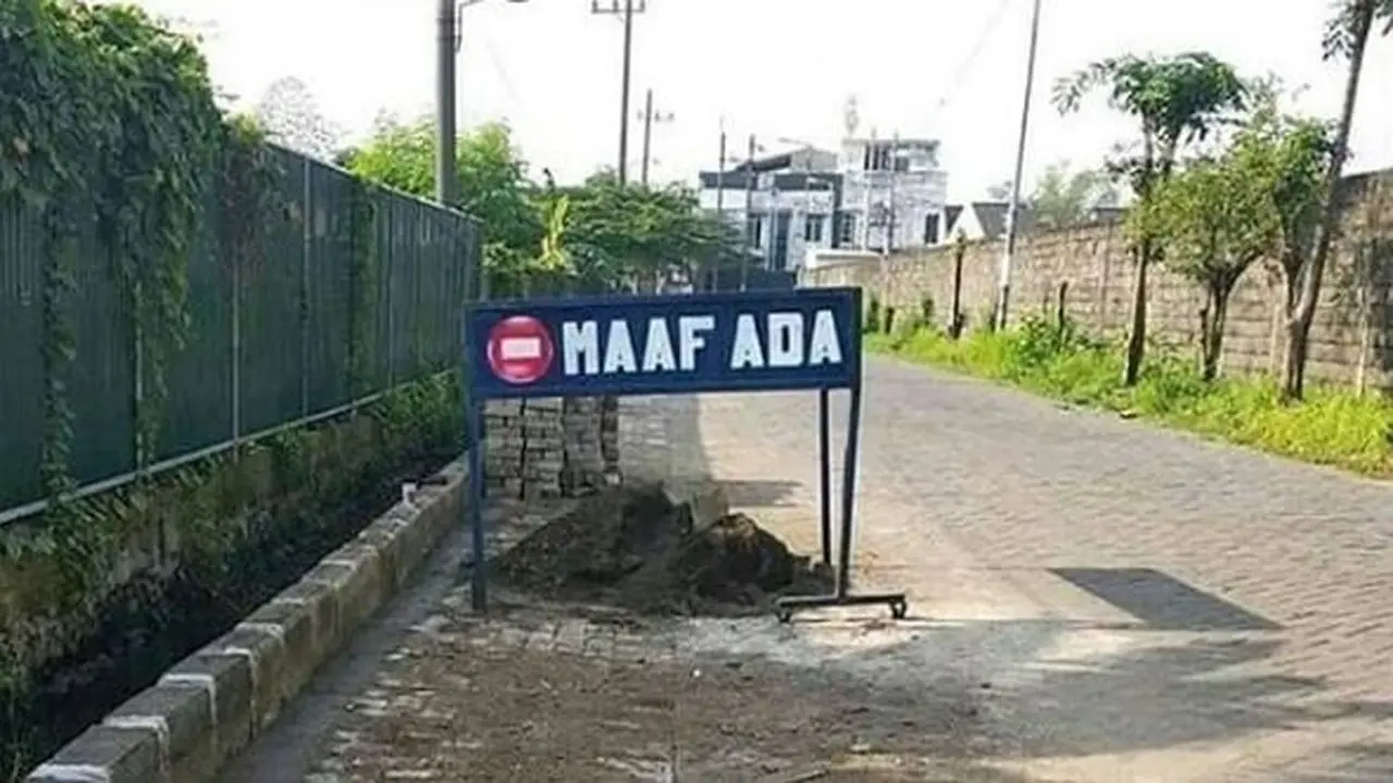 tulisan papan pekerjaan jalanan