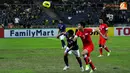 Pemain Timnas Malaysia, Muhymeen bin Zambri (kiri) dan pemain Singapura, Mohamad Shaiful (kanan) duel mendapatkan bola dalam Laga Piala AFF Suzuki 2012 di Stadion Bukit Jalil, Kuala Lumpur, Malaysia, minggu 25 November 2012. pertandingan berakhir 0-3 untu