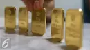 Harga emas PT Aneka Tambang Tbk (Antam) turun Rp 2.000 menjadi Rp 593 ribu per gram pada perdagangan hari ini, Jakarta, Selasa (15/11). Di awal pekan harga emas Antam ada di angka Rp 595 ribu per gram. (Liputan6.com/Angga Yuniar)
