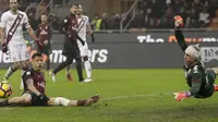 Kiper Torino,  Joe Hart (kanan) mengamankan gawangnya dari tembakan pemain AC Milan, Gianluca Lapadula pada laga Coppa Italia di San Siro stadium, Milan (12/1/2017). Milan menang 2-1. (AP/Antonio Calanni)