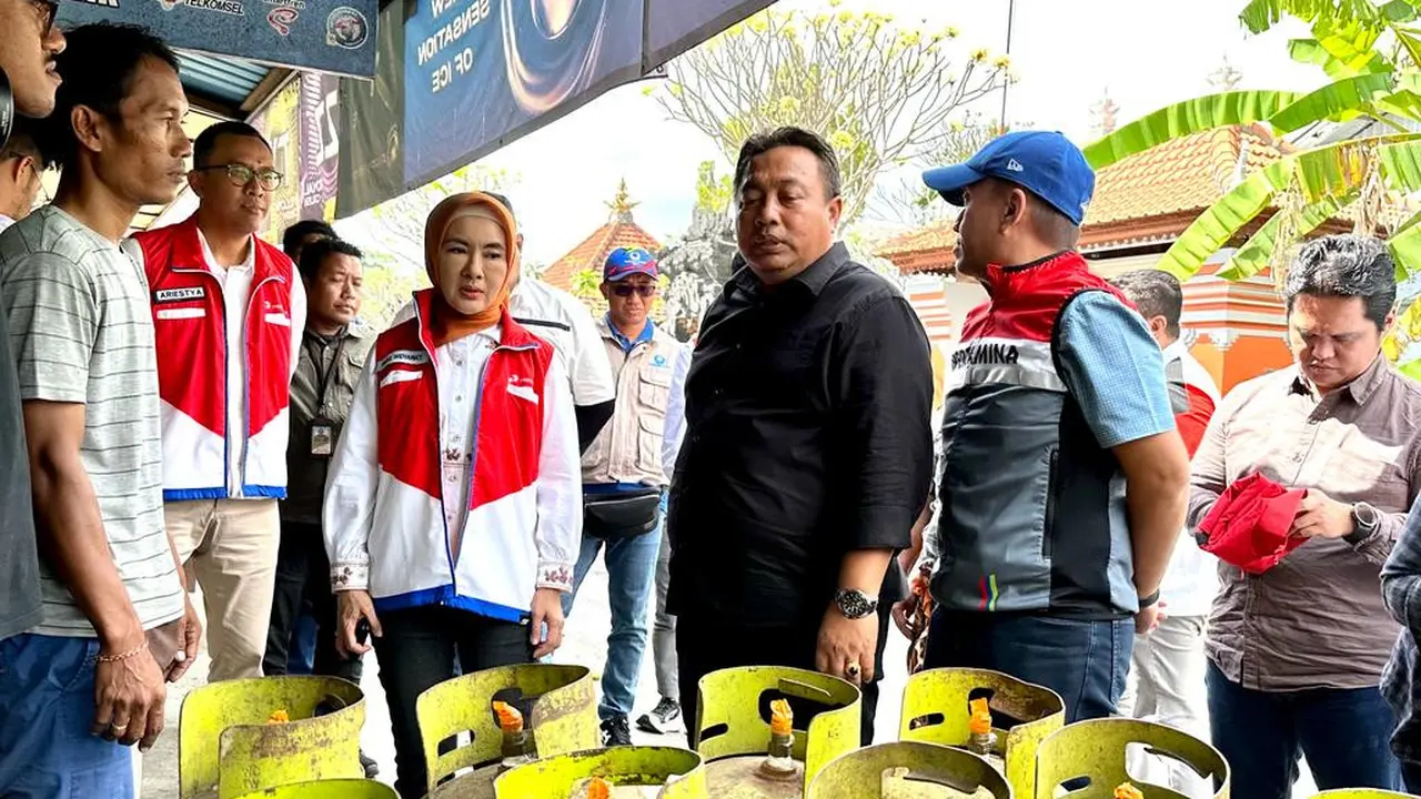 Direktur Utama Pertamina Nicke Widyawati bersama dengan Anggota Komisi VI DPR RI I Nyoman Parta turun langsung meninjau sejumlah pangkalan dan agen LPG 3 Kg di Bali.
