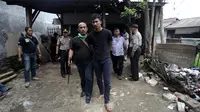 Polisi menggiring tersangka usai menggerebek peredaran narkoba di kawasan Kampung Ambon, Cengkareng, Jakarta Barat, Rabu (24/1). Pelaku yang berhasil kabur diduga memantau pergerakan polisi dari CCTV. (Liputan6.com/Arya Manggala)