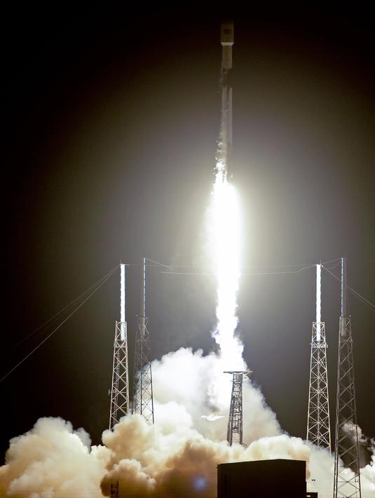 Roket Falcon 9 lepas landas dari Space Launch Complex 40 di Florida's Cape Canaveral Air Force Station, Amerika Serikat, Kamis (23/5/2019). Misi ini merupakan langkah SpaceX untuk menghadirkan koneksi internet dari luar angkasa. (AP Foto John Raoux)