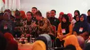 Presiden Joko Widodo berbincang dengan Mensos ‎Agus Gumiwang Kartasasmita saat menyalurkan bansos Program Keluarga Harapan (PKH) dan Bantuan Pangan Non Tunai (BPNT) kepada seribu warga Depok, Jawa Barat, Selasa (12/2). (Liputan6.com/Herman Zakharia)
