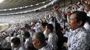 Ribuan guru dari sejumlah daerah menghadiri peringatan HUT Persatuan Guru Republik Indonesia (PGRI) ke-70 di SUGBK, Jakarta, Minggu (13/12/2015). Para guru kecewa karena Presiden jokowi tidak hadir di acara tersebut. (Liputan6.com/Johan Tallo)