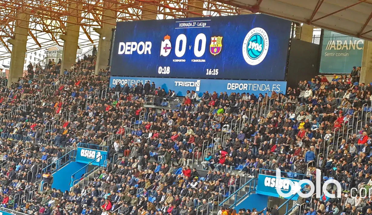 Suasana Stadion yang dipenuhi fans Super Depor saat mendukung tim kesayangannya Deportivo La Coruna berlaga melawan Barcelona di Stadion Riazor. (Bola.com/Okky Herman Dilaga)